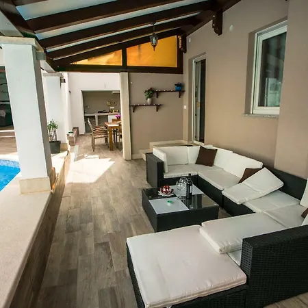 Luxury Elis With Private Pool Apartament *