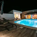 Luxury Elis With Private Pool פולה