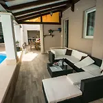 Luxury Elis With Private Pool דירה *