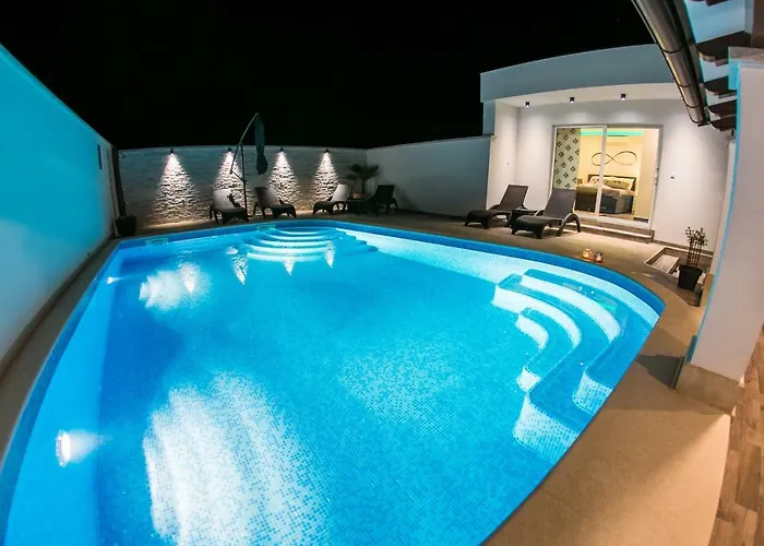 Luxury Elis With Private Pool Daire Pula