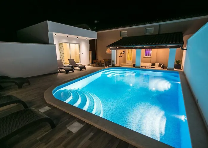 Luxury Elis With Private Pool Pula