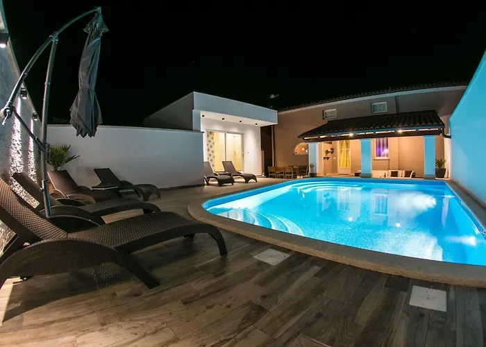 Luxury Elis With Private Pool Pula