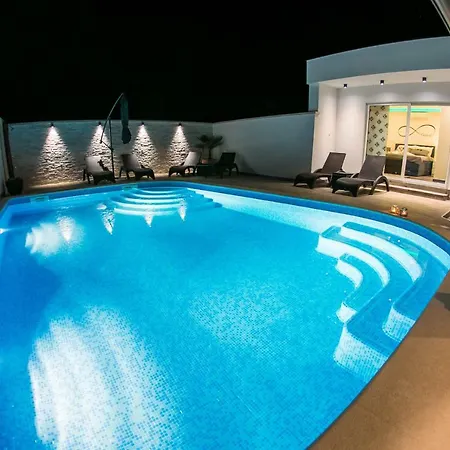 Luxury Elis With Private Pool Appartamento Pola