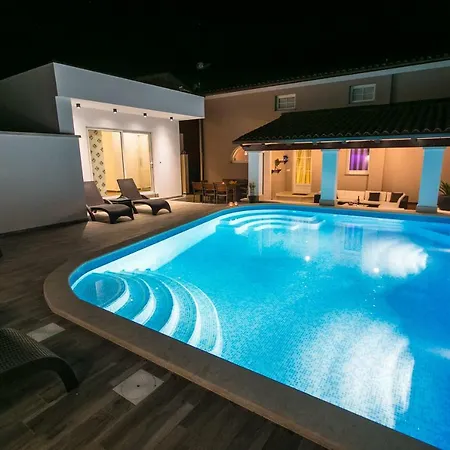 Luxury Elis With Private Pool Pula