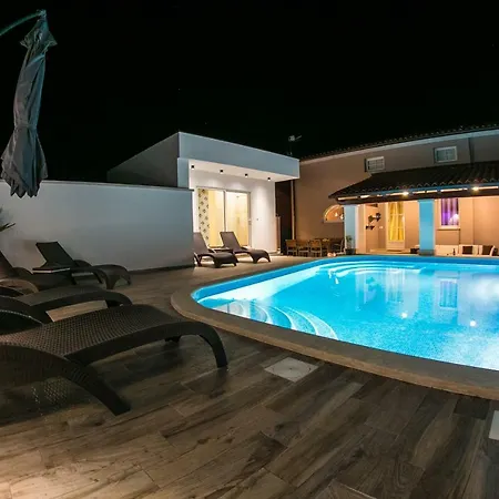 Luxury Elis With Private Pool Pola
